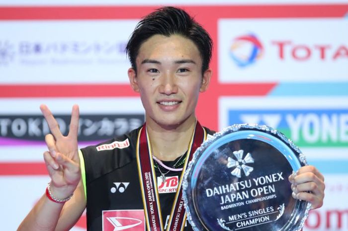 Selebrasi pemain tunggal putra Jepang, Kento Momota, saat sukses menjadi juara Japan Open 2019