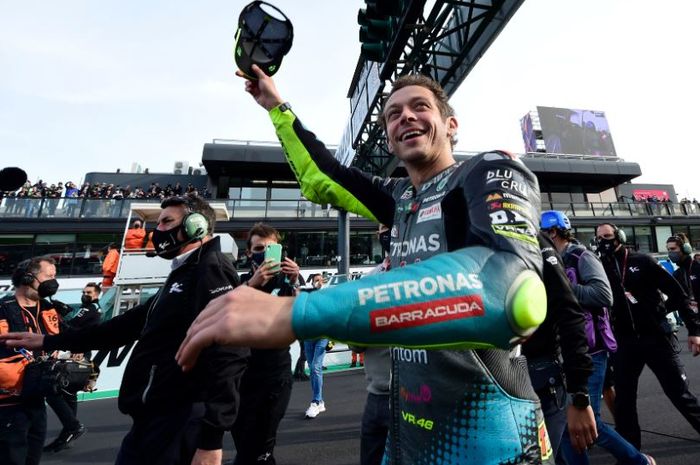 Pembalap Petronas Yamaha SRT, Valentino Rossi, turun di aspal sambil memberikan salam kepada penonton di Sirkuit Misano, Italia, Minggu (24/10/2021).