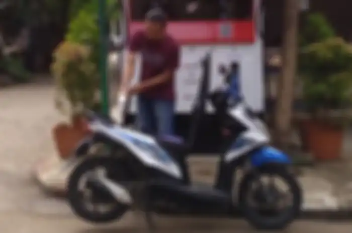 Ilustrasi mengisi bensin motor