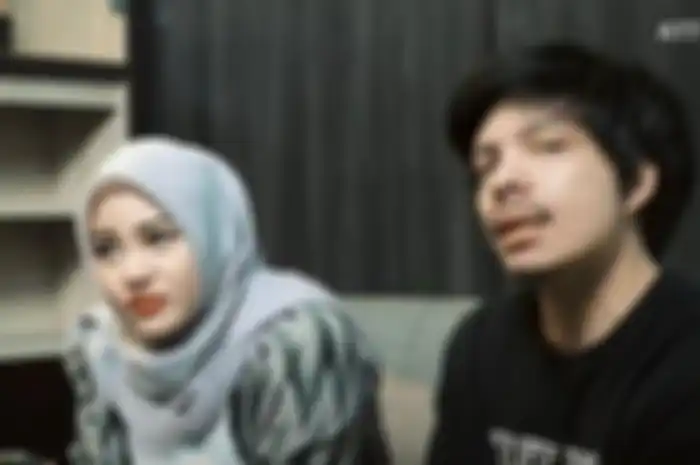Aurel Hermansyah (kiri) dan Atta Halilintar (kanan) - 