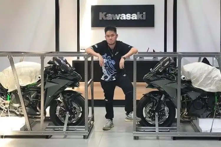 Gokil Sultan Bakmi Borong 2 Kawasaki Ninja H2 2022, Datang Pakai Mobil Mclaren