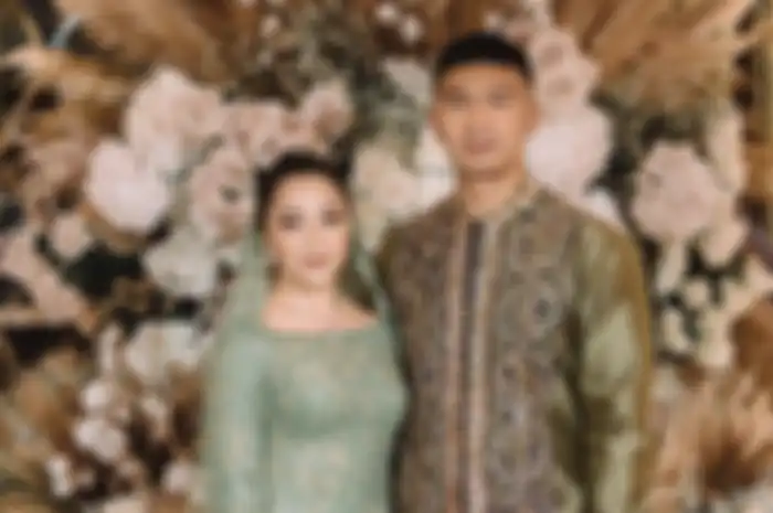 Resmi bertunangan, Nikita Willy kenakan kebaya dan songket Padang, sementara Indra kenakan kemeja dari kain Tapis Lampung