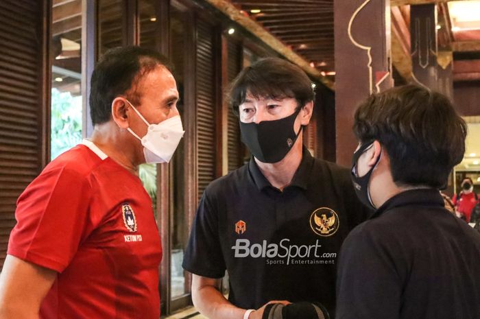 Ketua Umum PSSI, Mochamad Iriawan (kiri), nampak sedang berdiskusi dengan pelatih timnas Indonesia, Shin Tae-yong (tengah), yang baru tiba di Tanah Air seusai bertarung di Piala AFF 2020, 2 Januari 2022.