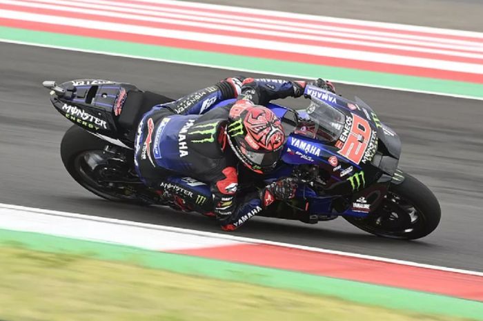 Fabio Quartararo memacu motornya di Sirkuit Mandalika dalam FP2 MotoGP Indonesia 2022.