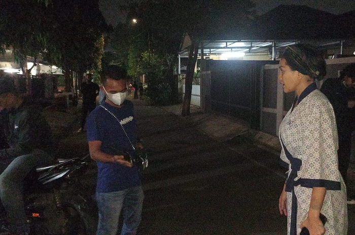 Nikita Mirzani bentak orang yang diduga mengintai dirinya di depan kediamannya, di kawasan Petukangan, Jakarta Selatan, Jumat (17/6/2022) malam.