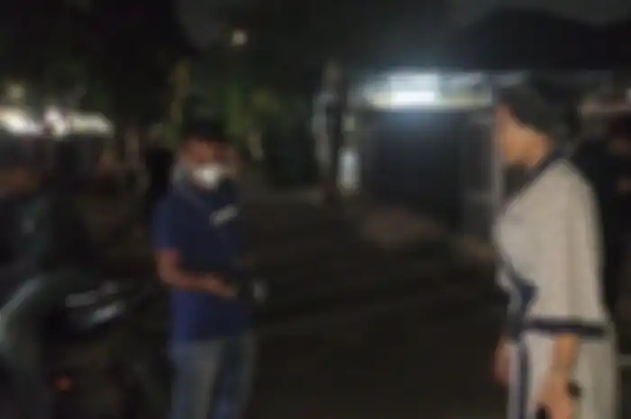 Nikita Mirzani bentak orang yang diduga mengintai dirinya di depan kediamannya, di kawasan Petukangan, Jakarta Selatan, Jumat (17/6/2022) malam.