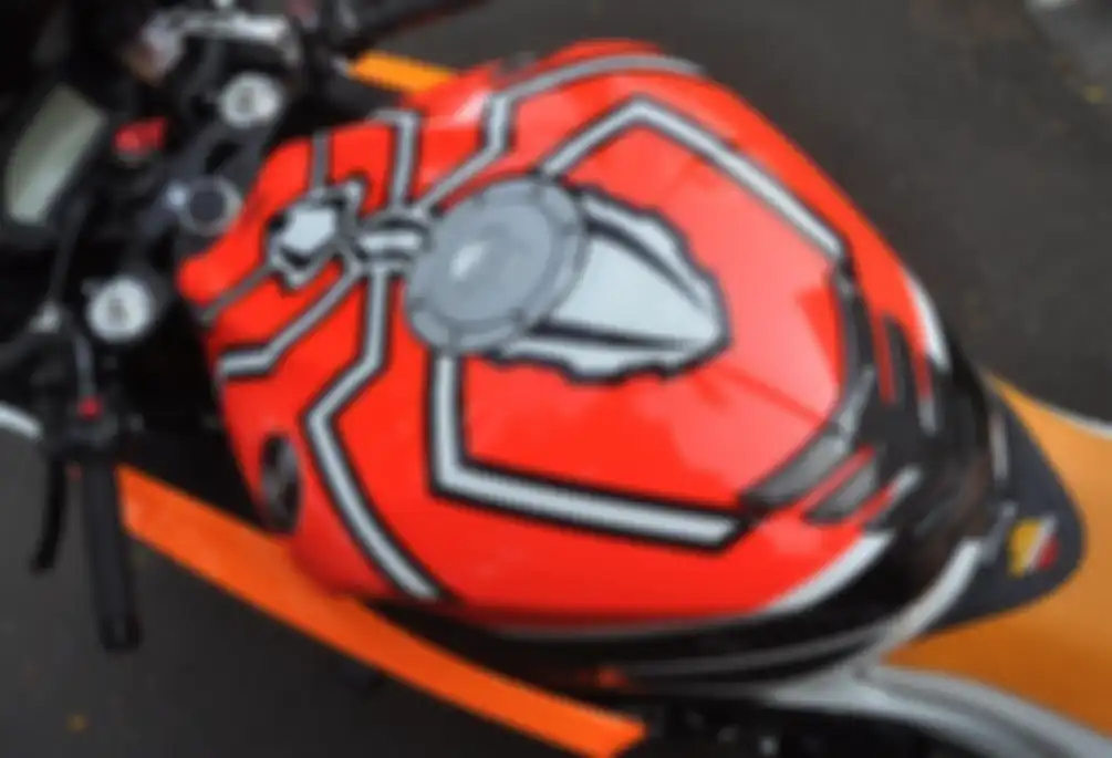 Gambar semut di tangki Honda CBR1000RR ini jadi salah satu bagian terumit
