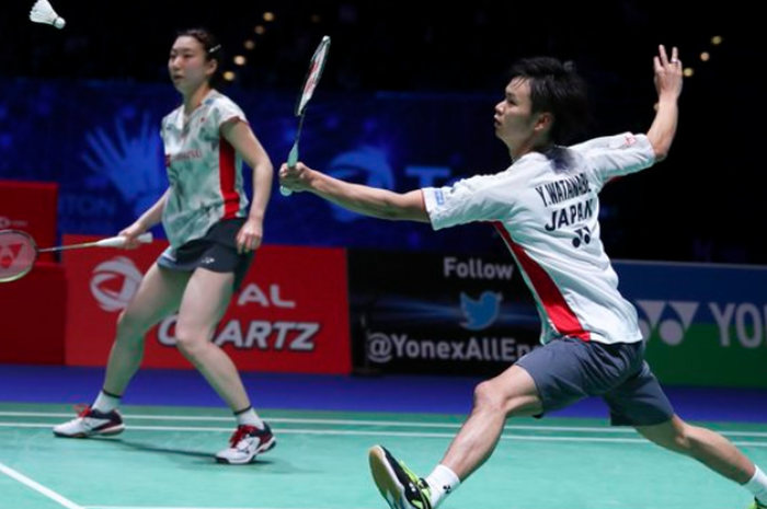 Yuta Watanabe (kanan)/Arisa Higashino saat tampil pada final All England Open 2018, di Birmingham Arena, London, Inggris, Minggu (18/3/2018).