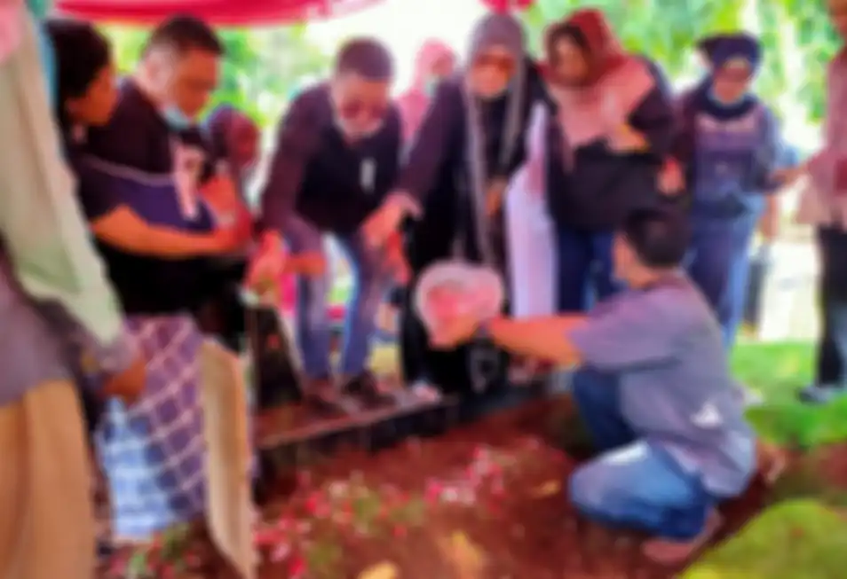 Pemakaman ayah Rheina Ipeh di TPU Layur Rawamangun, Jakarta Timur, Selasa (17/3/2020).