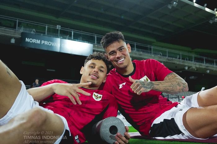 Pemain anyar Timnas Indonesia Dean James (kiri) dan Mees Hilgers (kanan) saat menjalani latihan dengan skuad Garuda jelang lawan Australia.
