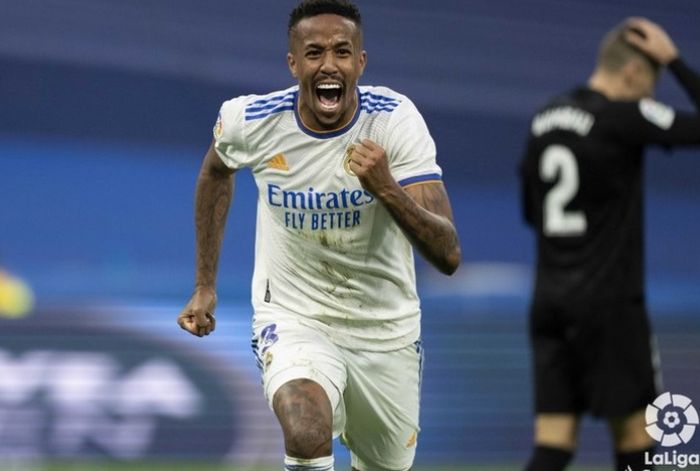 Bek Real Madird, Eder Militao, merayakan gol ke gawang Elche.