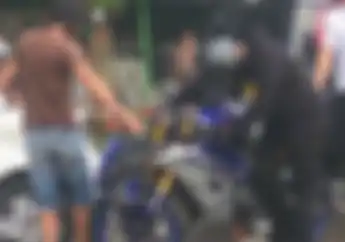 Ngeri! Yamaha R6 Hajar Toyota Avanza, Motor Hancur Pengendara Masih Bisa Berdiri
