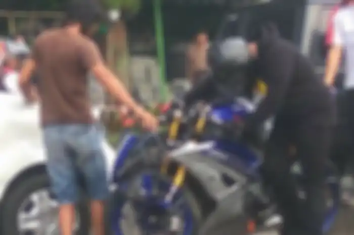 Yamaha R6 ringsek setelah tabrak Avanza di Cibinong