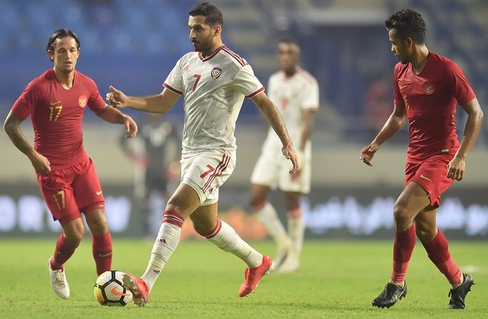 Striker timnas Uni Emirat Arab (UEA), Ali Mabkhout dibayangi Irfan Bachdim dari timnas Indonesia, di Stadion Al Maktoum, Kamis (10/10/2019).