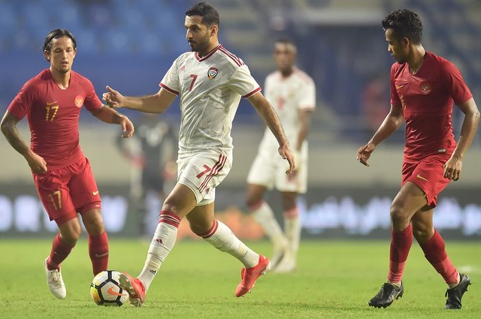 Striker timnas Uni Emirat Arab (UEA), Ali Mabkhout dibayangi Irfan Bachdim dari timnas Indonesia, di Stadion Al Maktoum, Kamis (10/10/2019).