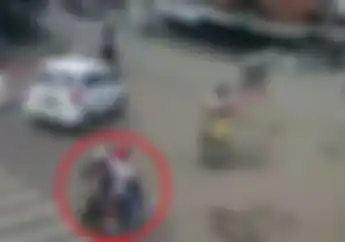 Main Selonong Boy Pengendara Motor Tabrak Gerobak Jualan, Simak Videonya