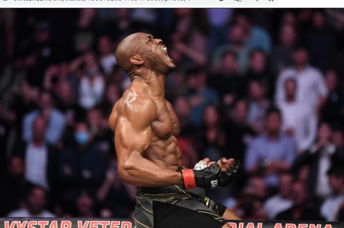 Juara kelas welter UFC, Kamaru Usman, saat merayakan kemenangan atas Jorge Masvidal pada UFC 261, Minggu (25/4/2021).