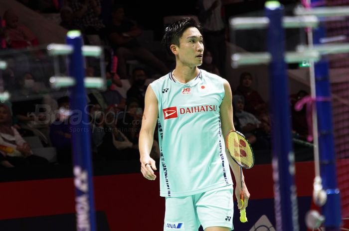 Pebulu tangkis tunggal putra asal Jepang, Kento Momota, dipastikan tidak ikut pada Kejuaraan Dunia 2023