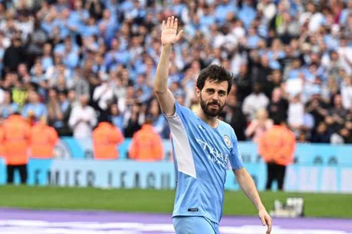 Bernardo Silva dalam acara seremoni juara Liga Inggris Manchester City di Etihad Stadium (22/5/2022).