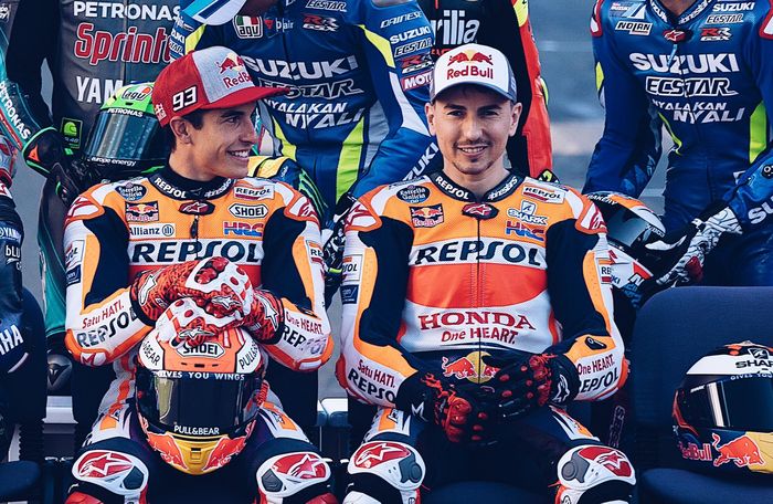 Marc Marquez (kiri) dan Jorge Lorenzo (kanan) saat menjalani sesi pemotretan di MotoGP Qatar 2019.