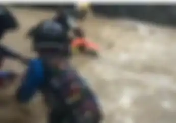 Seram, Video Rombongan Motor Trail Nyebrang Sungai, Malah Terbawa Arus