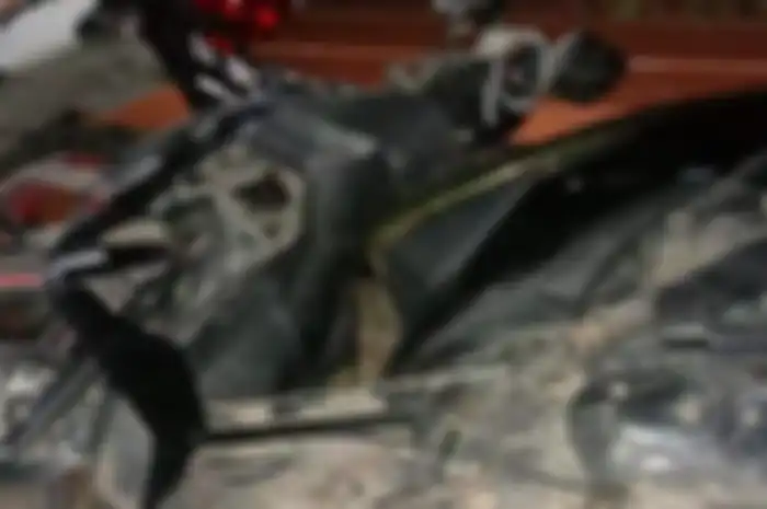 Ilustrasi kecelakaan adu banteng motor matic Honda Vario dengan BeAT.