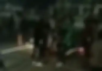 Flyover Jatibaru Mencekam, Video Bentrokan Warga Lawan Gengster, Satu Orang Tertangkap dan Nyaris Tewas   