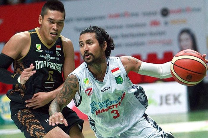 Point Guard BSB Hang Tuah, Kelly Purwanto (kanan), berupaya melewati hadangan power forward Garuda B