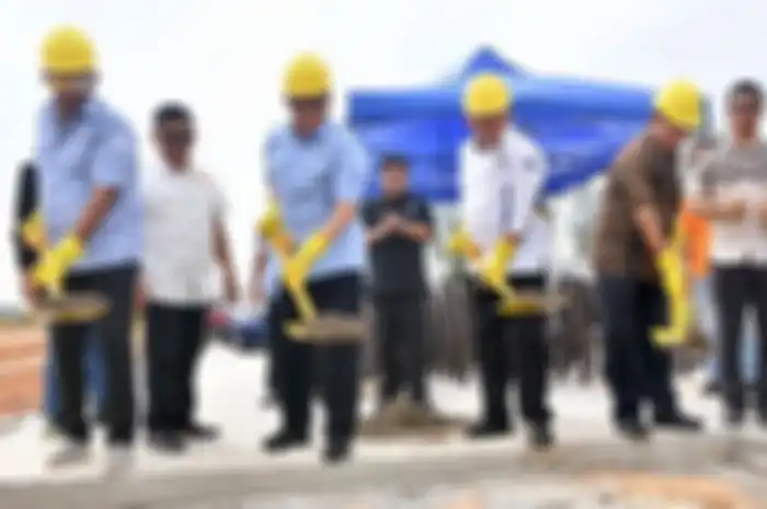 Ketua IMI Bambang Soesatyo melakukan ground breaking sirkuit baru di Batam