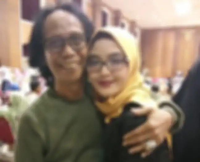 Momen Mandra hadiri wisuda putrinya 