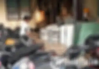 Tegang, Detik-detik Polda Jatim Gerebek Lokasi Perjudian, Puluhan Motor dan Ayam Ditinggal Kabur