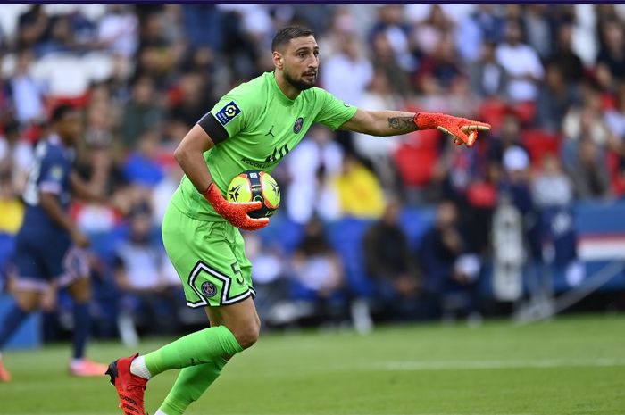 Gianluigi Donnarruma akhirnya mengakhiri penantiannya bersama Paris Saint-Germain (PSG) setelah melakoni debut pada laga pekan kelima Ligue 1 2021-2022 melawan Clermon Foot di Parc des Princes pada Sabtu (11/9/2021),