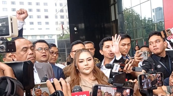 Lisa Mariana di Gedung KPK, Jumat (22/8/2025).