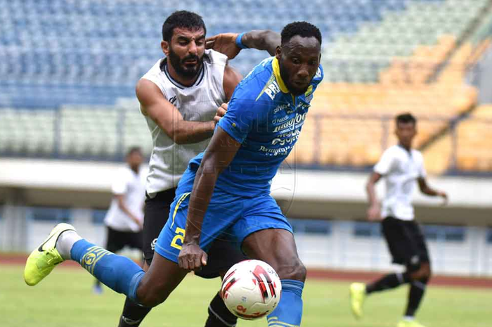 Striker Persib Bandung, Geoffrey Castillion, dikawal ketat oleh bek Tira Persikabo, Filiposyan, dalam laga uji coba di Stadion Gelora Bandung Lautan Api, Bandung, Jumat (21/2/2020).