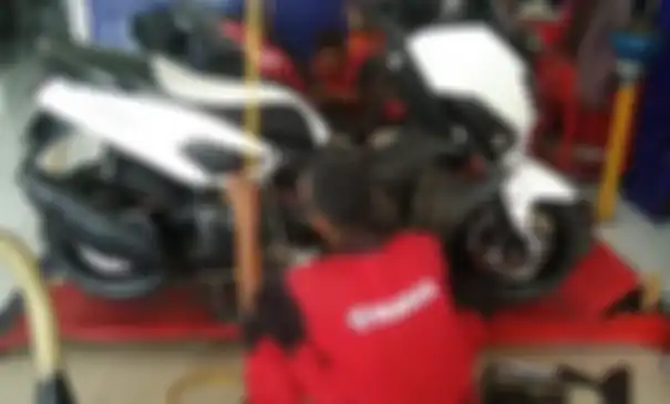 Ilustrasi servis dan ganti oli Yamaha NMAX.