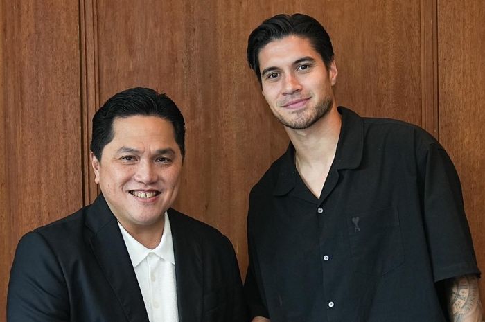 Ketua umum PSSI, Erick Thohir (kiri), tengah berjabat tangan dengan calon bek Timnas Indonesia, Kevin Diks (kanan).