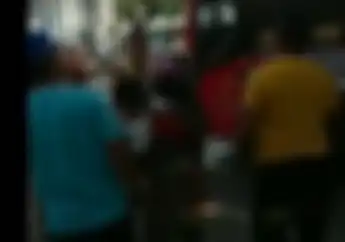Tegang, Pemotor Serang Crew Bus Karena Disenggol, Ujung-ujungnya Ada Tendangan Maut