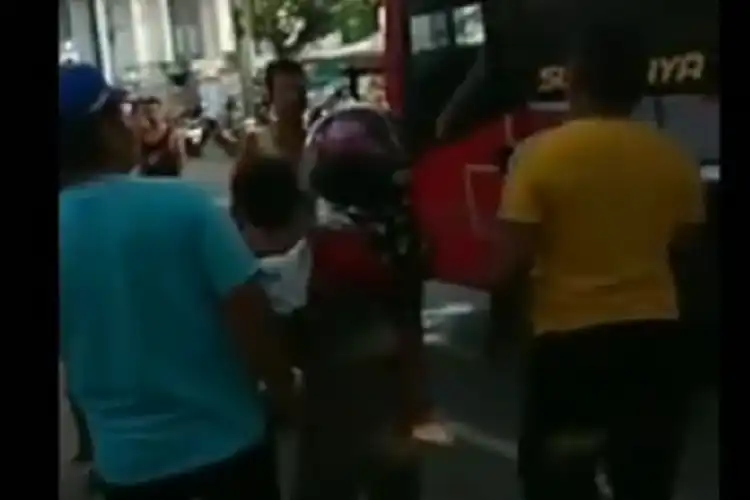 Tegang, Pemotor Serang Crew Bus Karena Disenggol, Ujung-ujungnya Ada Tendangan Maut