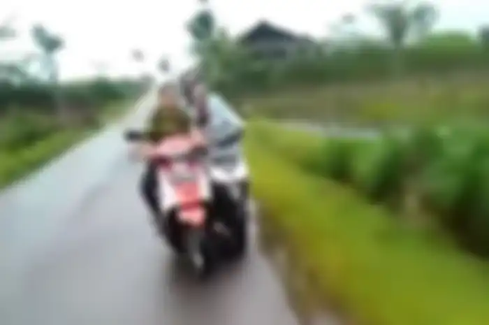 Pengendara Yamaha Mio malah menutup jalan