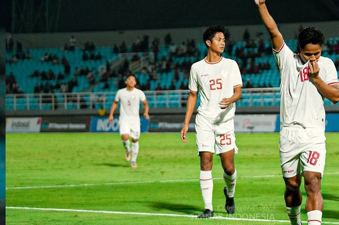 Pemain timnas U-20 Indonesia, Toni Firmansyah, melakukan selebrasi setelah mencetak gol ke gawang timnas U-20 India, Kamis (30/1/2025).