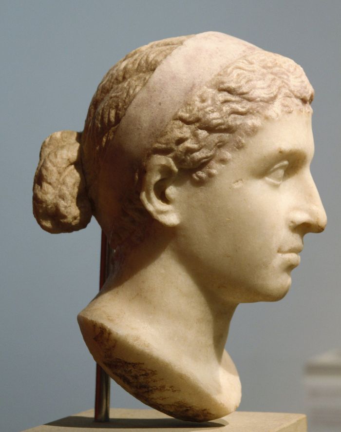 Cleopatra Berlin, patung kepala Cleopatra VII dari Mesir Ptolemaic yang dipahat Romawi mengenakan mahkota kerajaan Yunani, pertengahan abad ke-1 SM (sekitar waktu kunjungannya ke Roma pada 46–44 SM). Patung kepala ini ditemukan di sebuah vila Italia di sepanjang Via Appia dan sekarang berada di Museum Altes di Jerman.