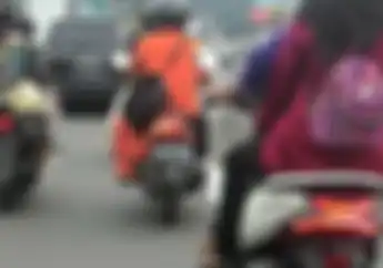 Busyed! Udah Kedapetan Aja Honda PCX 150 Pakai Ban Cacing