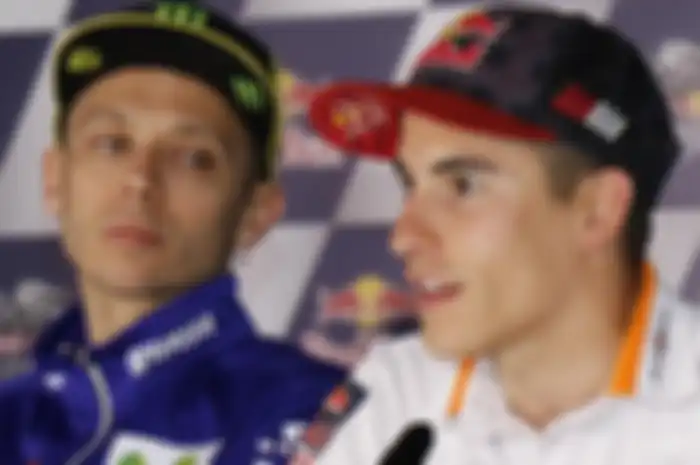 Momen Valentino Rossi bersama dengan Marc Marquez.