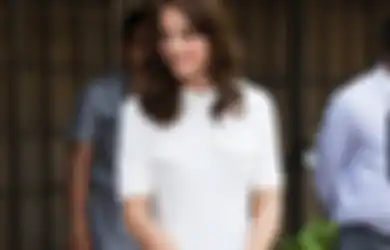 10 Inspirasi Style Classy ala Kate Middleton dengan Outfit Putih