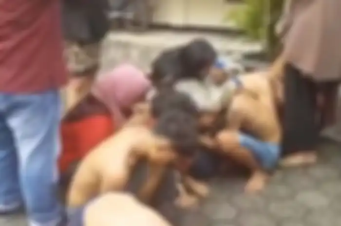 69 anggota gengster menangis di kaki orang tua masing-masing usai diringkus polisi dari Polsek Tembalang, Semarang.