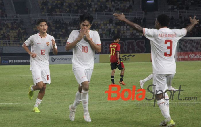 Selebrasi Muhammad Kafiatur seusai mencetak gol ke gawang Timor Leste dalam laga lanjutan Grup A ASEAN Cup U-19 2024 di Stadion Gelora Bung Tomo (GBT), Surabaya, Selasa (23/7/2024).