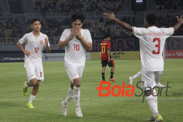 Selebrasi Muhammad Kafiatur seusai mencetak gol ke gawang Timor Leste dalam laga lanjutan Grup A ASEAN Cup U-19 2024 di Stadion Gelora Bung Tomo (GBT), Surabaya, Selasa (23/7/2024).