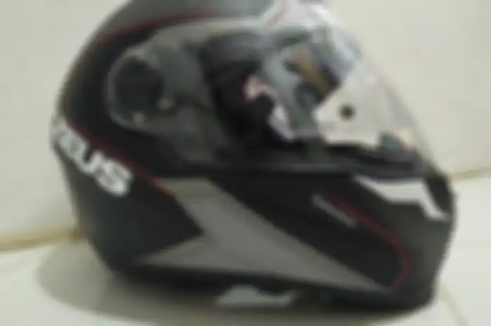Helm Zeus yang telah dipasang antifog merek Pinlock