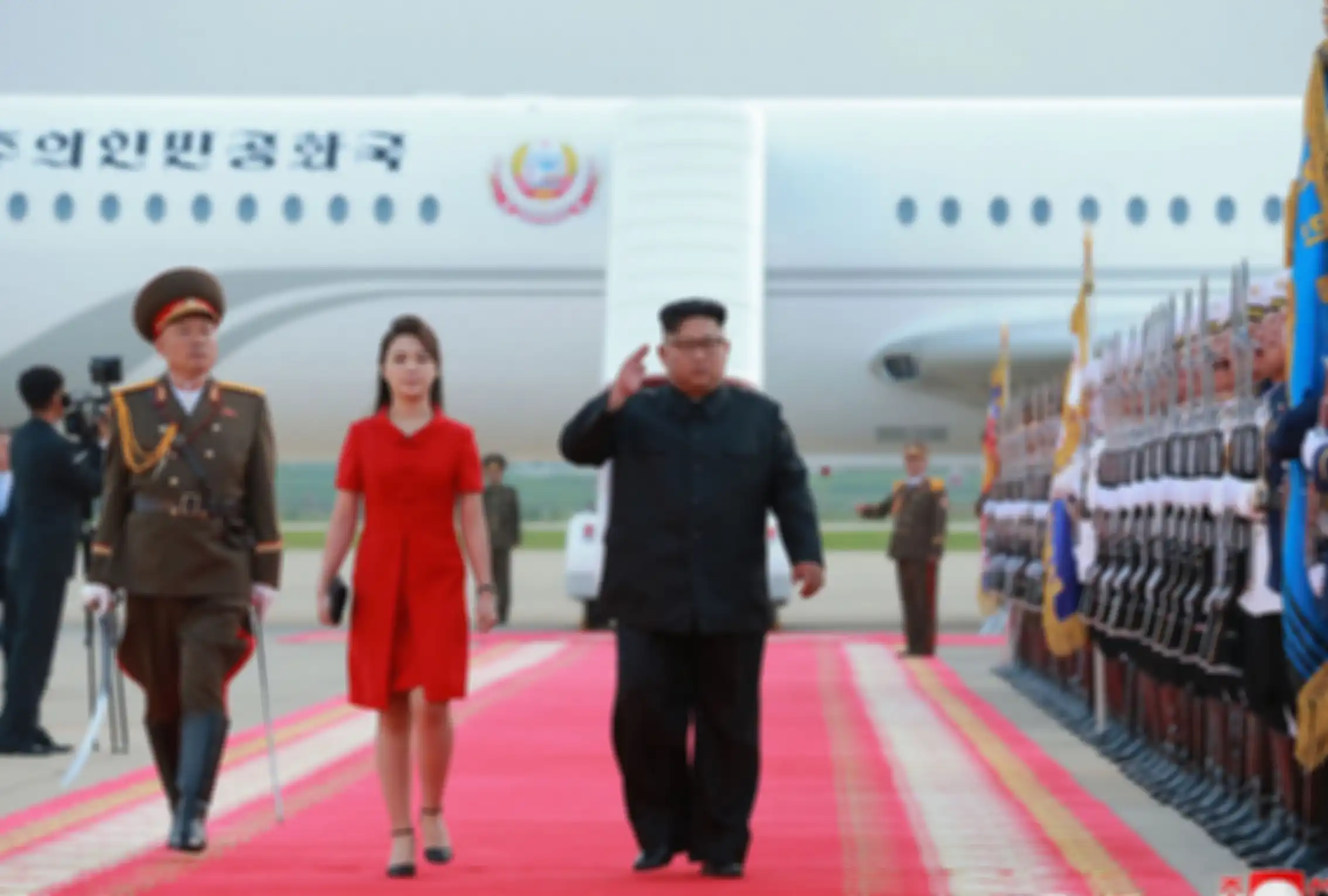Kim Jong Un bersam Ri Sol Ju.