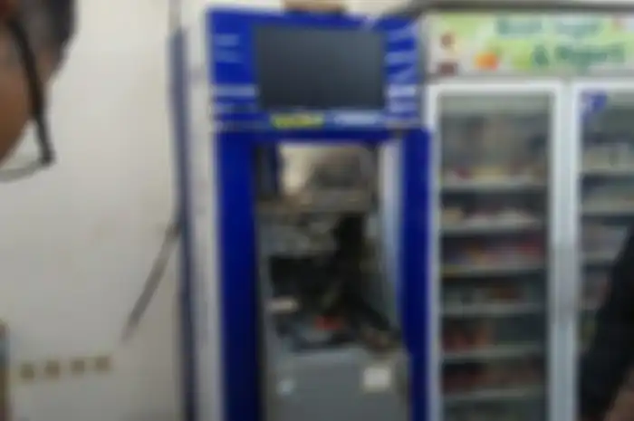 Maling coba bobol mesin ATM di toko di Jembrana Bali. Namun malah kabur tinggalkan motor dan perkakas.